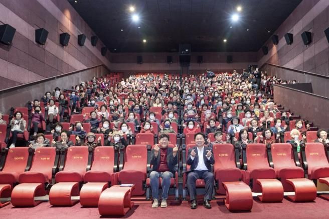 영화관람 전 단체사진