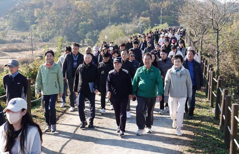 성낙인 창녕군수가 제16회 우포늪생명길 걷기대회 행사에서 주요 내빈들과 함께 걷고 있다.
