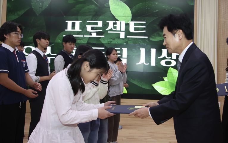 김대중 전남교육감이 ‘공생의 길(물길·숲길) 프로젝트’ 우수동아리 시상을 하고 있다.