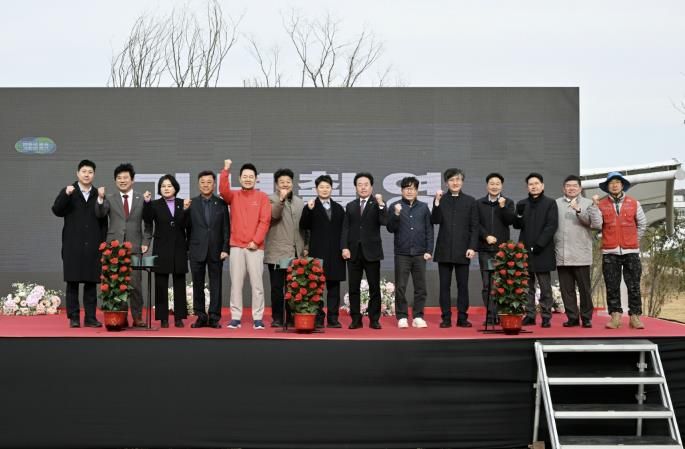 허남석 안산시 부시장(왼쪽 일곱번째)이 17일 ‘경기지방정원 새로숲 조성’ 착공식에서 참석자들과 함께 기념촬영을 하고 있다.