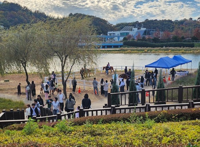 정원에서 동천 윤슬 바라보며 말타고 ‘힐링’