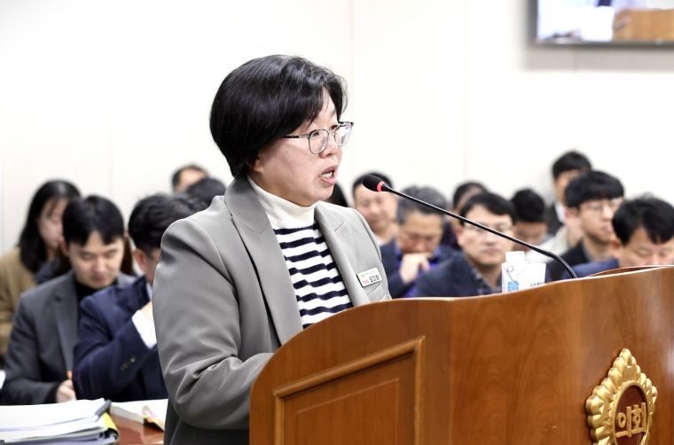 전라남도의회 제395회 제2차 정례회 제3차 기획행정위원회 회의(19일)에서 오미화 의원이 건의안 제안 설명을 하고 있다.