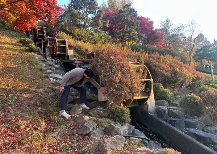 겨울철 대비 공원 내 주요 시설물을 점검하는 모습