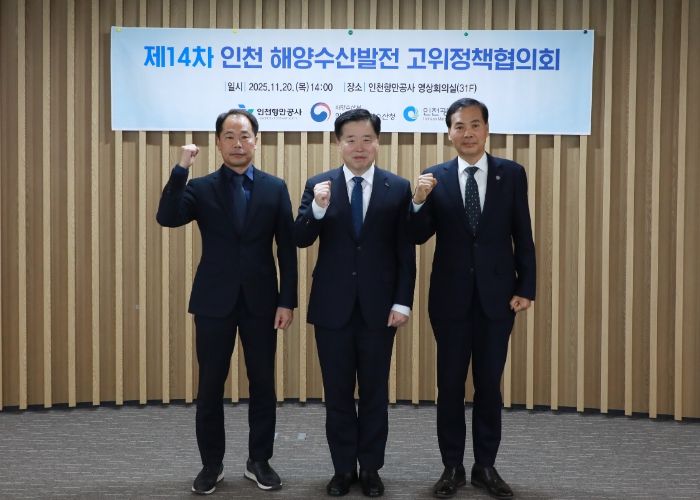 (왼쪽) 이정섭 인천지방해양수산청장 직무대리 (가운데) 이경규 인천항만공사 사장 (오른쪽) 황효진 인천광역시 글로벌도시정무부시장