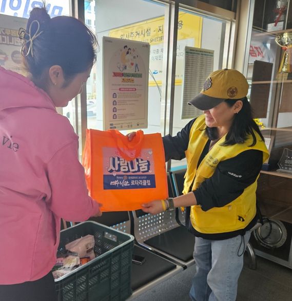 여수낭만로타리클럽은 지난 13일 만덕동 ‘희망나눔냉장고’에 컵라면, 햇반, 어포 등 20여 종의 식자재를 기탁했다.