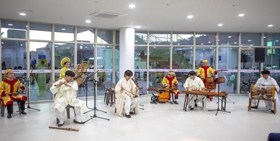베트남 다낭시 전통예술단과 성향예술단이 한·베 전통음악 합동 공연을 통해 다문화 교류의 장을 마련