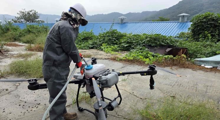 조류인플루엔자 유입 차단 및 방역 사각지대 해소를 위해 드론항공방제를 실시하고 있다.