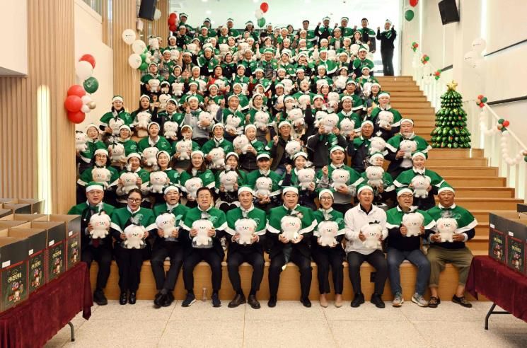 100인의 밀양산타 발대식에 참여한 대표산타, 초록우산 어린이재단 관계자, 밀양시 관계자 등이 함께 기념사진을 촬영하고 있다.