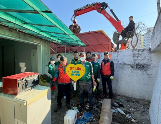 주거환경개선에 참여한 전국민주연합노동조합 화순지부 조합원(환경미화원)모습