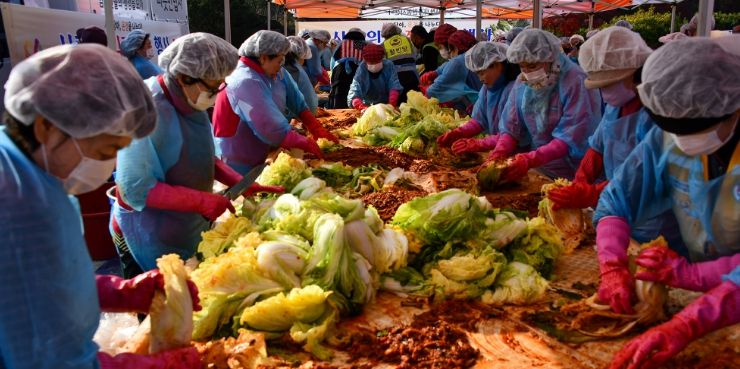 서산시자원봉사센터, 수재민·취약가정 돕는 ‘사랑의 김장나눔’ 행사