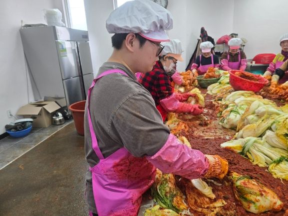 거창군종합사회복지센터, ‘사랑의 김장 나눔 행사’ 열어