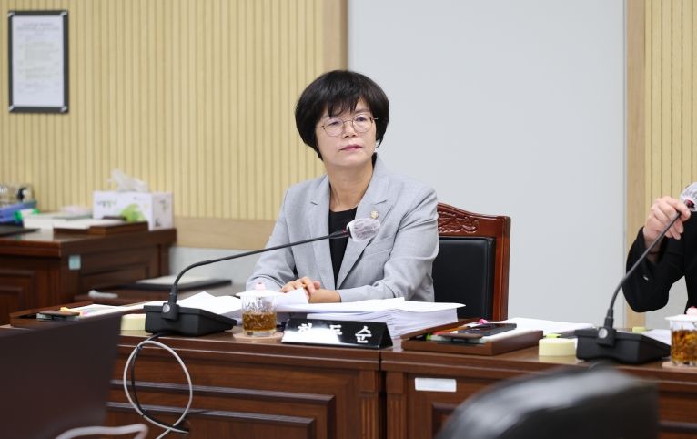 한동순 의원(복지교육위원회 발언사진)