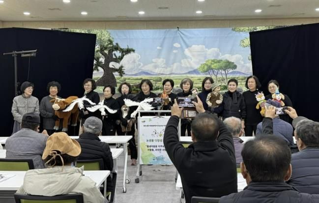 인형극 공연 후 인사하는 출연진