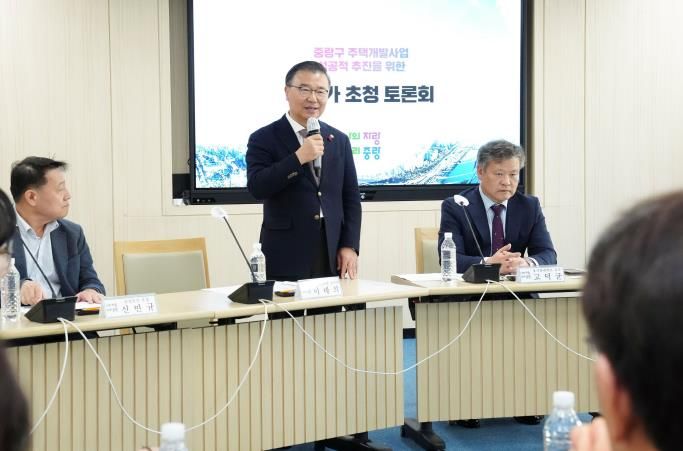 지난 14일 개최된 주택개발 전문가 토론회에 참석한 류경기 중랑구청장