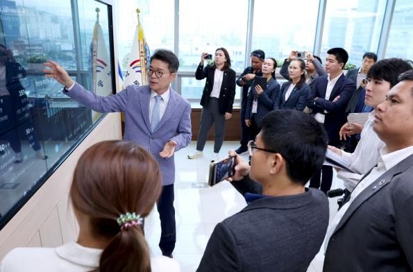성동구를 방문한 태국 지방정부 관계자들에게 스마트 정책 소통 시스템을 설명하고 있는 정원오 성동구청장 모습