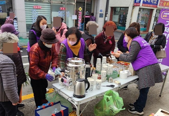 거제면 장터에서 여성폭력 예방 캠페인