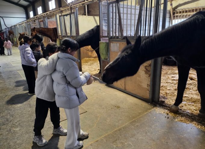 특화 돌봄센터 체험학습 프로그램에 참가한 아동들이 지도교사의 안내를 받으며 활동을 체험하고 있다.