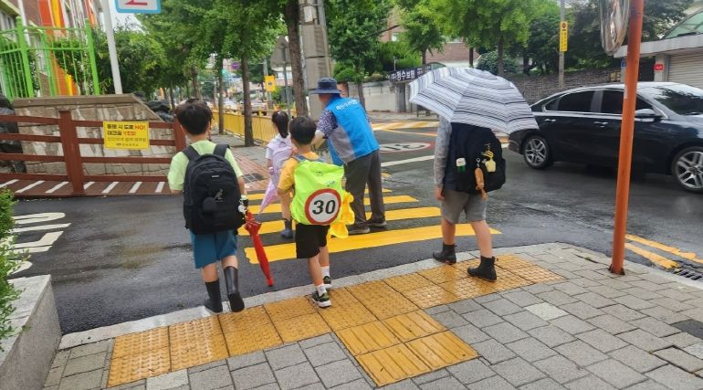 창원특례시, 2026년 노인일자리 사업 참여자 모집(노인장애인과)_노인일자리 노인공익활동 스쿨존지킴이