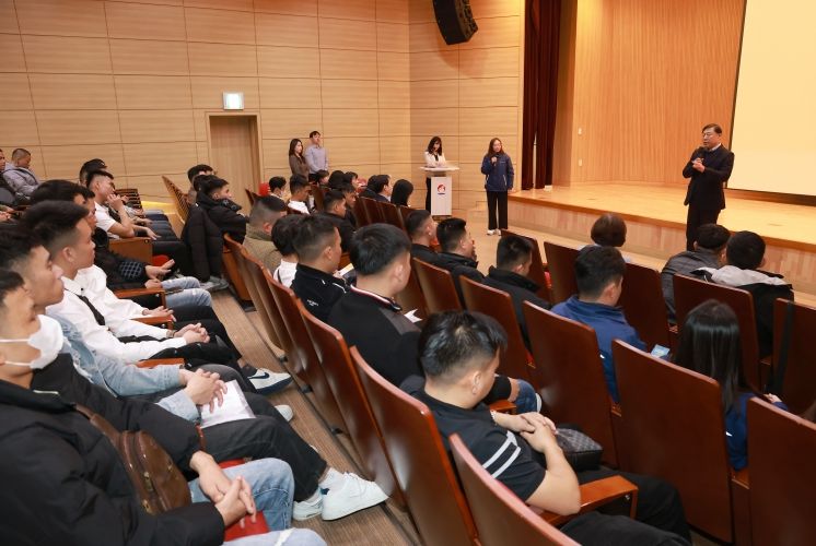 울산 동구는 26일 5층 중강당에서 신규 입국한 베트남 출신 외국인 근로자 40명을 대상으로 슬기로운 동구생활 설명회를 갖고 김종훈 동구청장이 참석해 인사말 및 단체 기념촬영을 하고 있다.