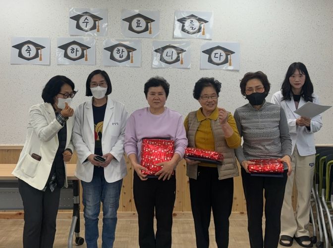 참여자들이 즐거운 모습으로 단체촬영을 하고 있다.