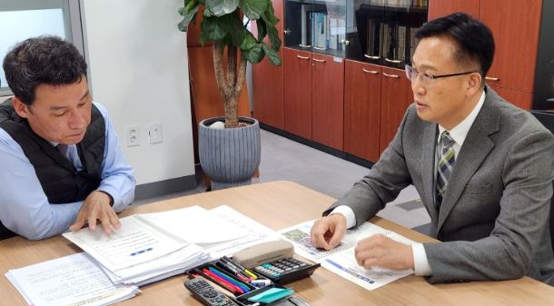 조석훈 권한대행(우)이 행안부 하종목 지방재정국장(좌)에게 목포 북항 공영차고지 조성 사업 등 특교세 건의 사업을 설명하고 있다.