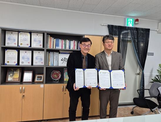 지난 24일 여수시도시재생지원센터와 여수시니어클럽이 2026년도 업무협약을 체결하고 올해에 이어 내년에도 도시재생 공동이용시설 관리와 시니어 사회활동 지원사업을 협업하기로 했다.