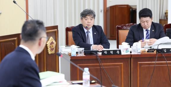 추가경정예산안 심사 중인 박원종 전남도의원