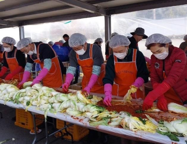 곡성군 여성단체협의회가 지역 취약계층을 위해 김장을 하고 있다.