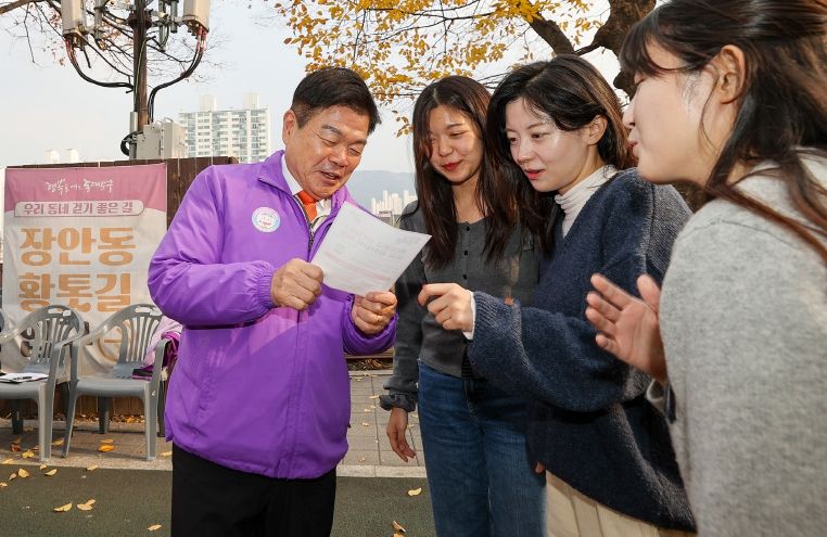 이필형 동대문구청장이 지난 24일 중랑천 공공와이파이 만족도 조사 현장을 방문한 모습