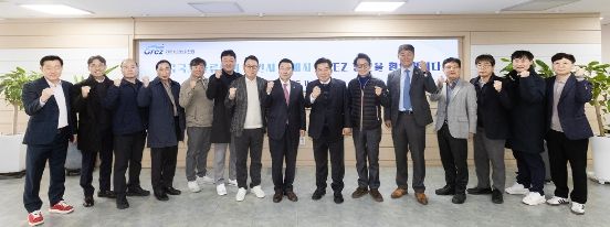 광양만권경제자유구역청 청사에서 한국국제물류협회 회원사 관계자들이 광양항 및 광양만권 산업단지 현장시찰에 앞서 구충곤 청장 등과 함께 기념촬영을 하고 있다.