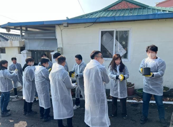 문경시청 토공회, 전문건설협회 사랑의 연탄나눔 봉사활동 나서