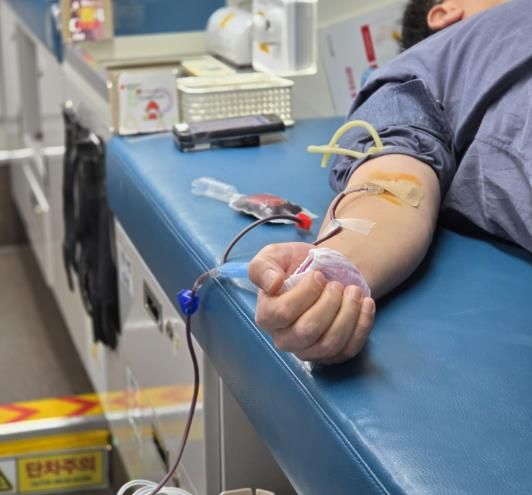 헌혈 운동에 참여하고 있는 시민