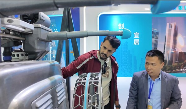 At an exhibition of the 2025 World Cities Day China Observance, a foreign visitor explored the robots and learned about their features and performance. (Photo/Luo Huxin)